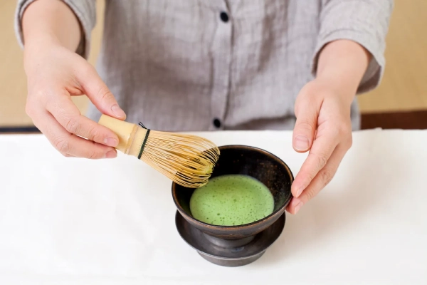 چگونه چای ماچا درست کنیم؟ معرفی صفر تا صد طرز تهیه چای ماچا در خانه