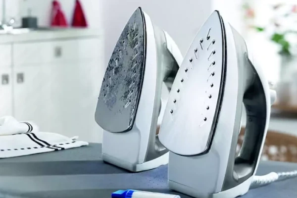 لباس چسبیده به اتو را چگونه پاک کنیم؟